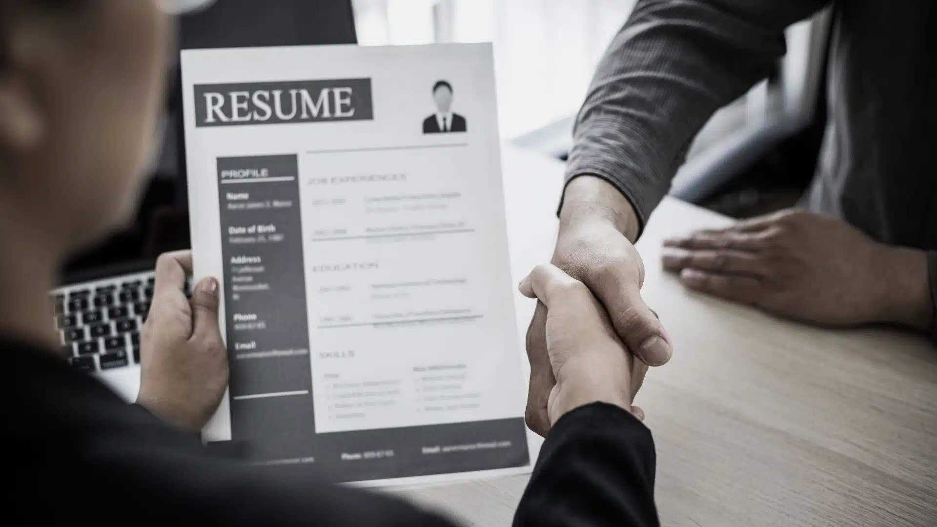 se puede tener dos trabajos en blanco